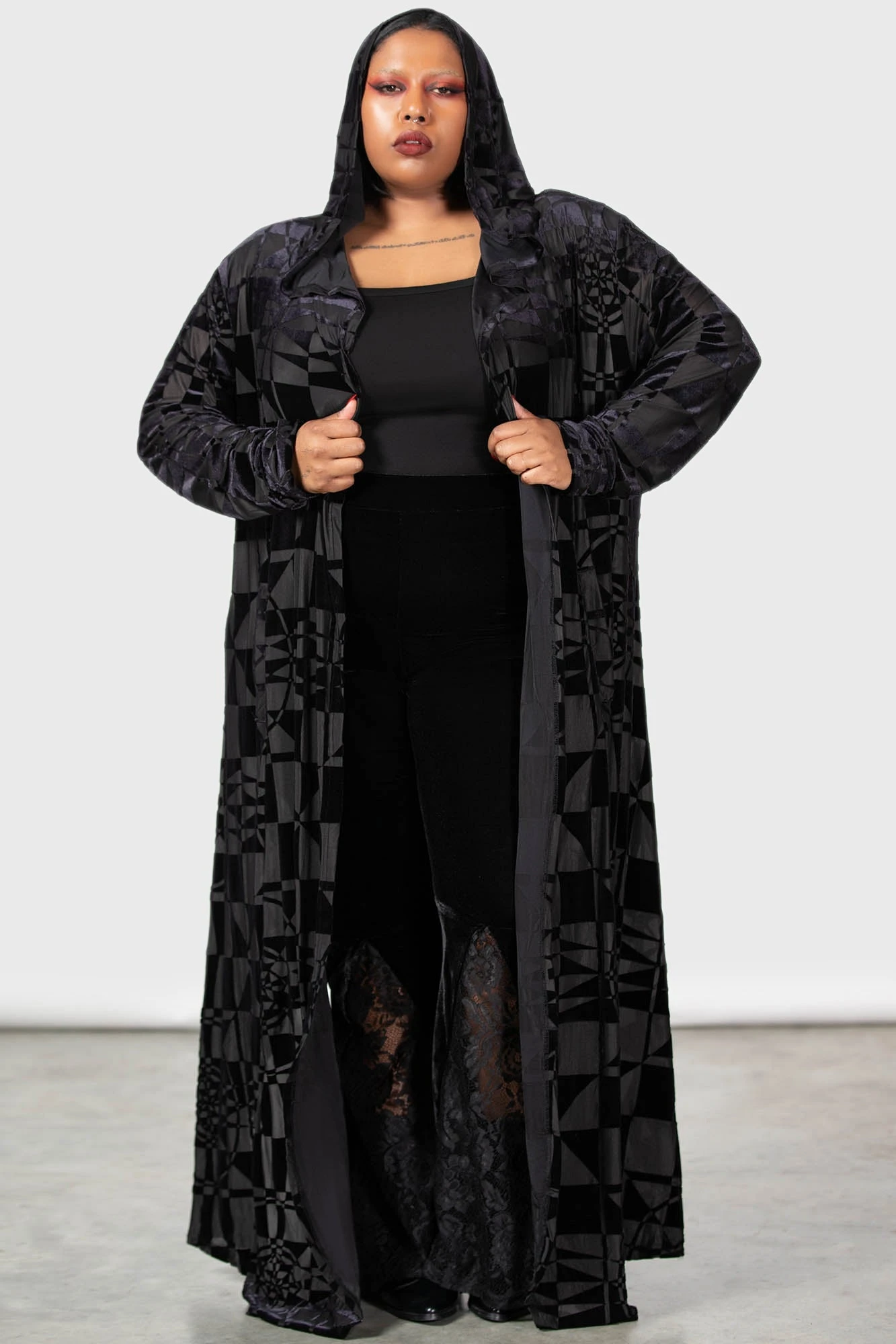 KILLSTAR x Suspiria Mood Plus Size Maxi Cardigan - Dario Argento Edition 1 KILLSTAR x Suspiria Mood Plus Size Maxi Cardigan - Dario Argento Edition